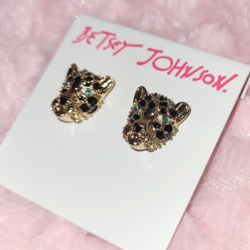 Last pair! Betsey Johnson leopard face stud earrings. - Picture 11 of 14
